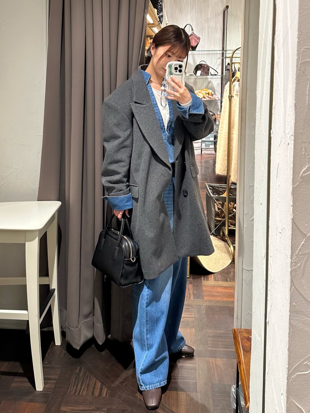ブルー系のデニムパンツ、ブルー系のシャツ/ブラウス、グレー系のその他アウターを着用したレディースの秋コーディネートの3枚目の写真