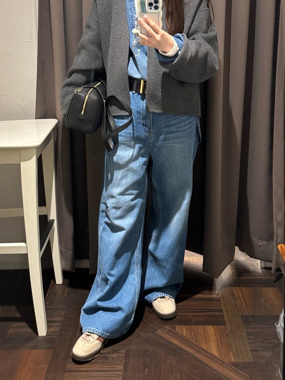 ブルー系のデニムパンツ、グレー系のその他アウター、ブルー系のシャツ/ブラウスを着用したレディースの秋コーディネートの3枚目の写真
