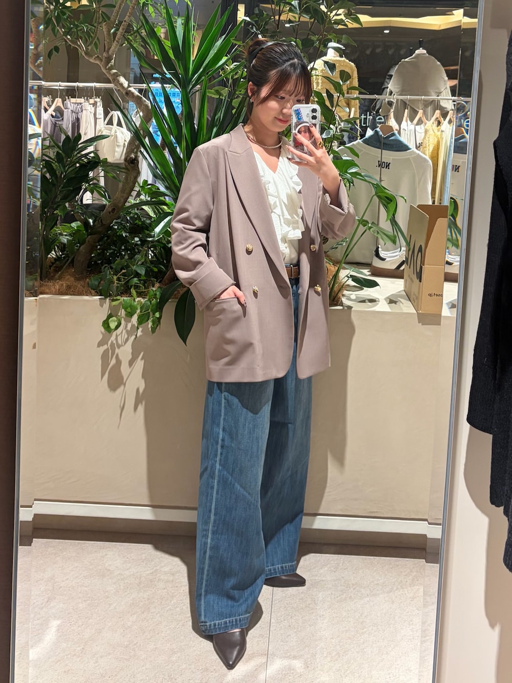 ホワイト系のシャツ/ブラウス、ブルー系のデニムパンツ、ブラウン系のその他シューズを着用したレディースの冬コーディネートの3枚目の写真