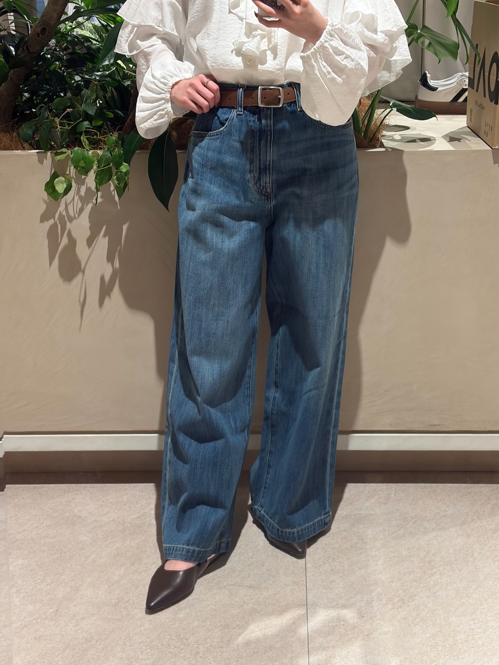 ブルー系のデニムパンツ、ホワイト系のシャツ/ブラウス、ブラウン系のその他シューズを着用したレディースの冬コーディネートの3枚目の写真