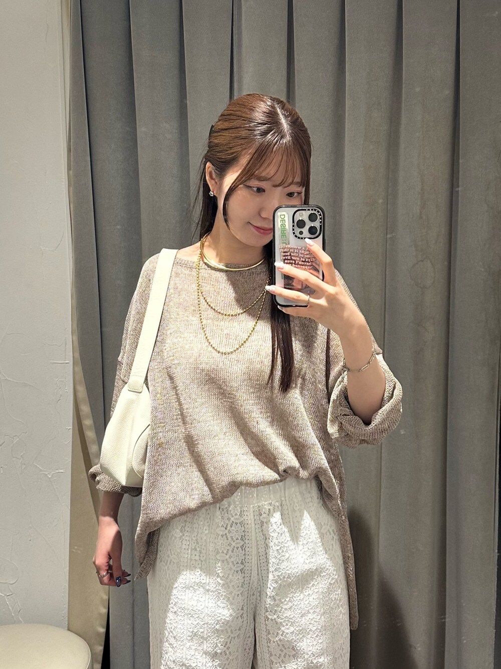 ホワイト系のその他パンツ、ブラウン系のニット/セーター、ホワイト系のハンドバッグを着用したレディースの夏コーディネートの3枚目の写真