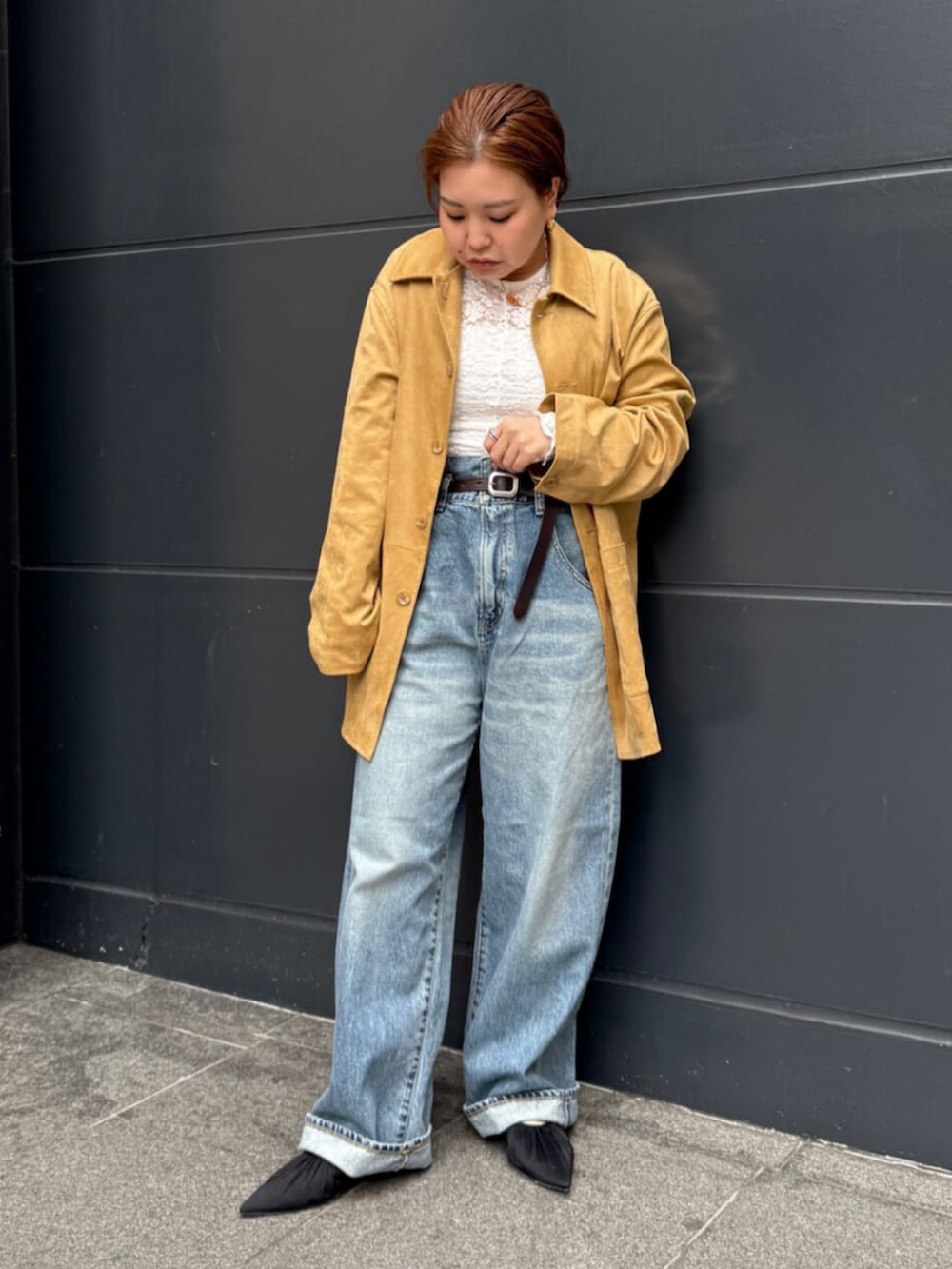 ホワイト系のTシャツ/カットソー、イエロー系のテーラードジャケット、ブルー系のデニムパンツを着用したレディースの冬コーディネートの4枚目の写真