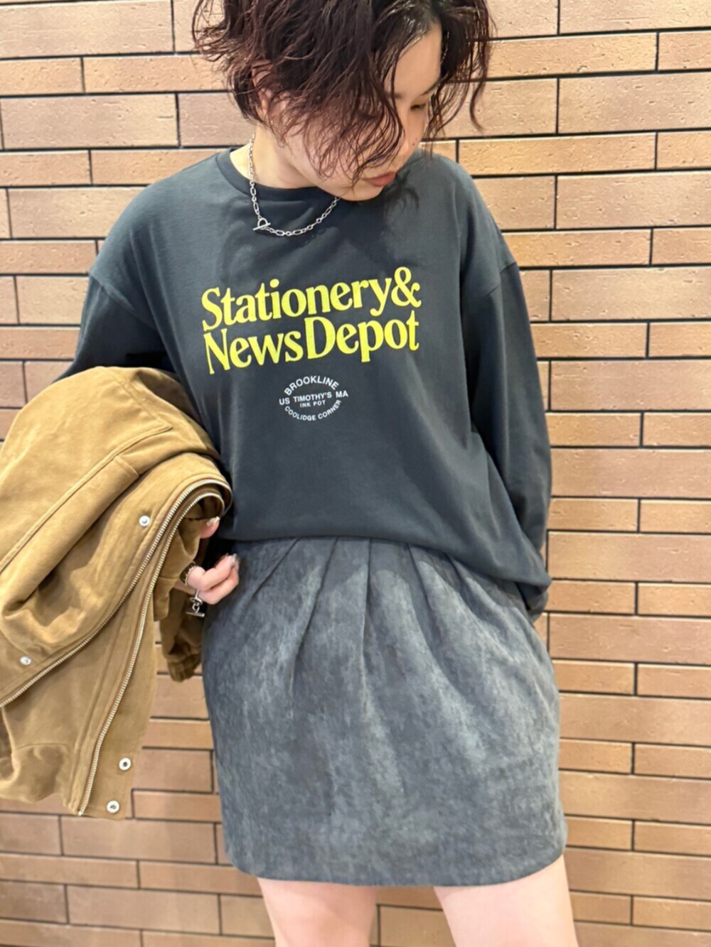 ブラック系のスリッポン、グレー系のTシャツ/カットソー、ブラウン系のブルゾンを着用したレディースの秋コーディネートの9枚目の写真