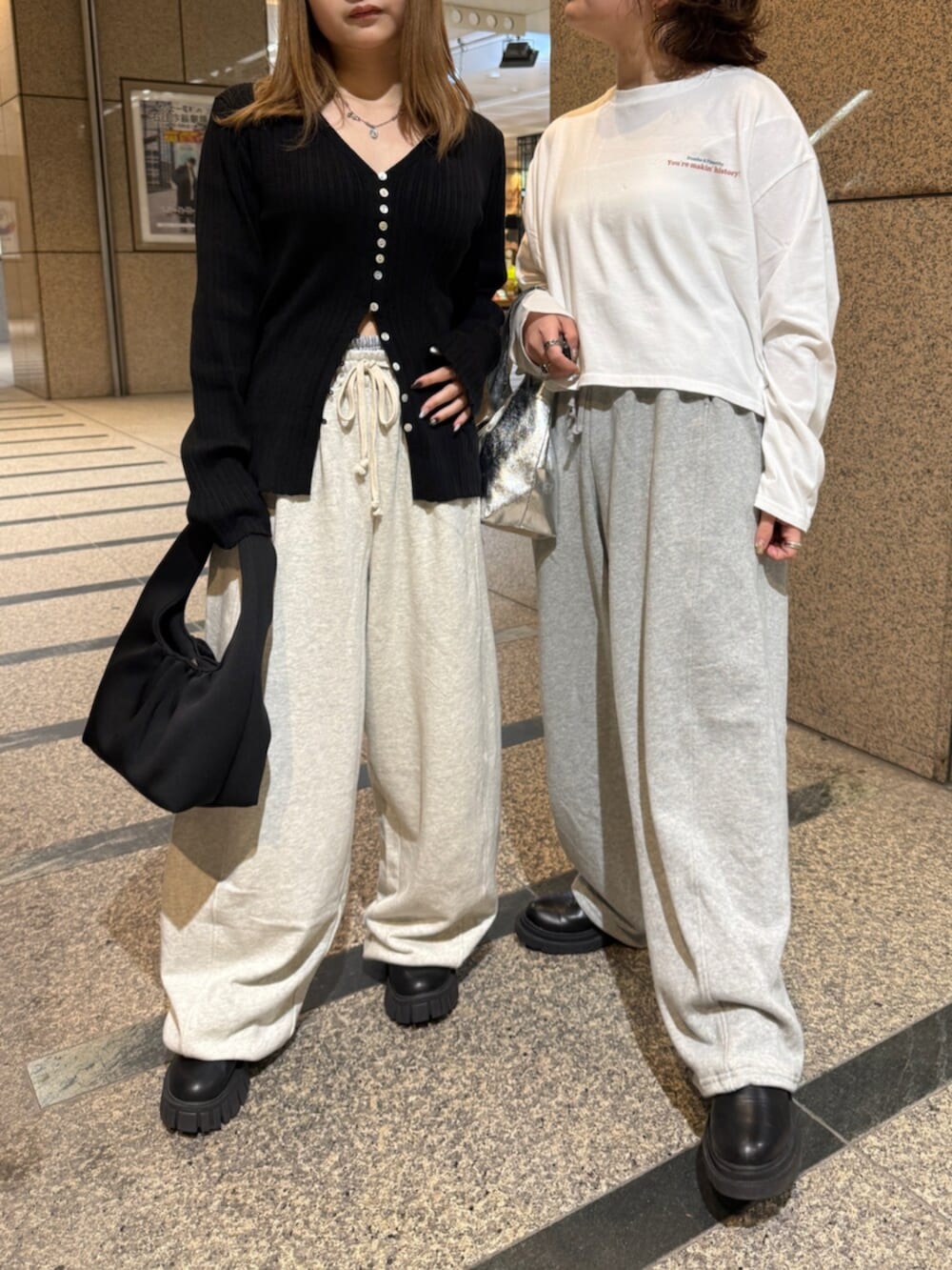 ホワイト系のTシャツ/カットソー、シルバー系のハンドバッグ、グレー系のスウェットパンツを着用したレディースの冬コーディネートの9枚目の写真