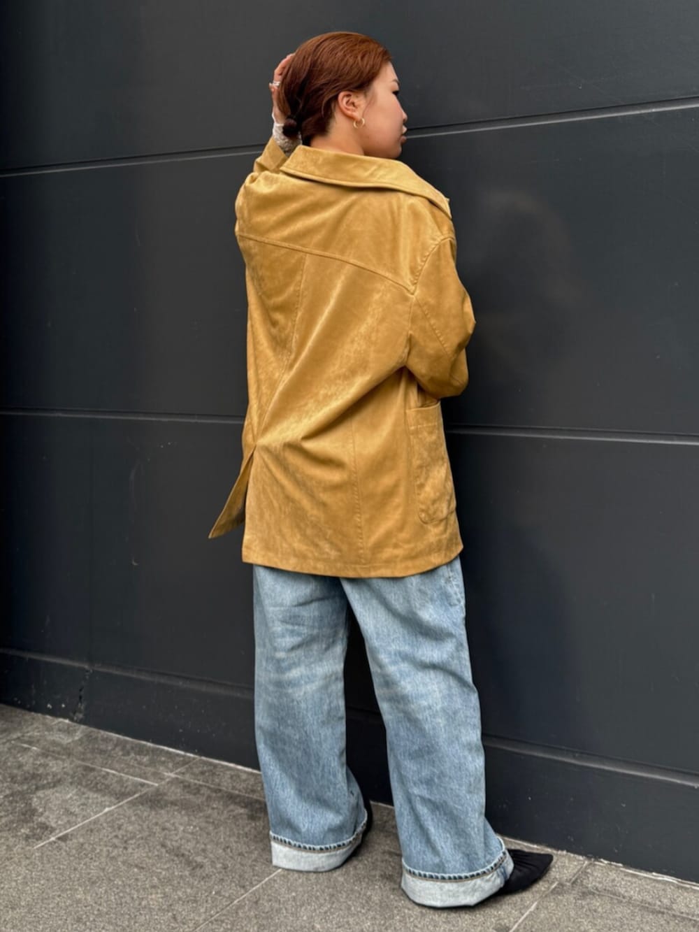 ホワイト系のTシャツ/カットソー、イエロー系のテーラードジャケット、ブルー系のデニムパンツを着用したレディースの冬コーディネートの3枚目の写真