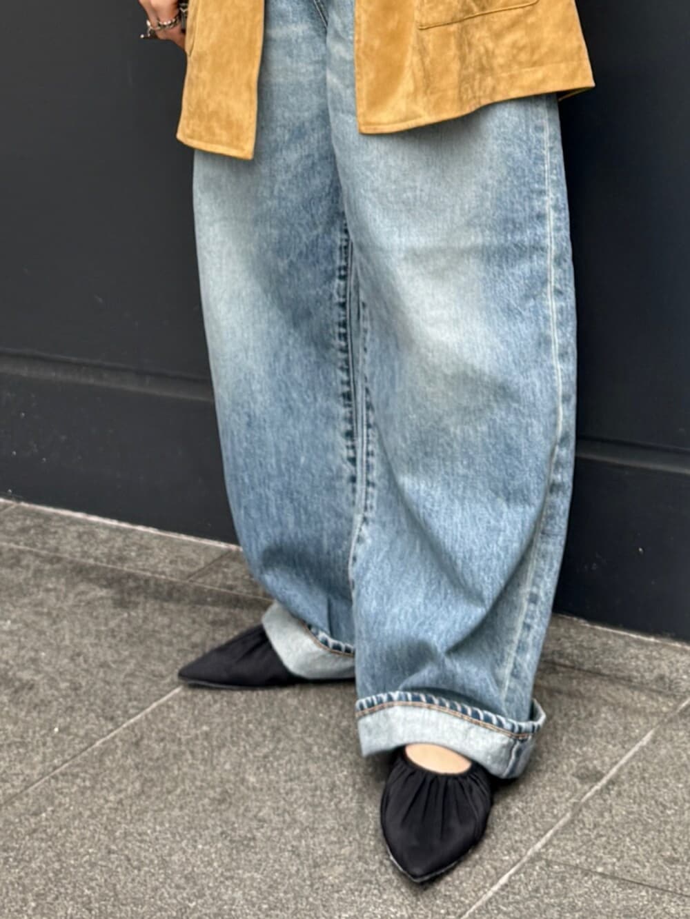 ホワイト系のTシャツ/カットソー、イエロー系のテーラードジャケット、ブルー系のデニムパンツを着用したレディースの冬コーディネートの8枚目の写真