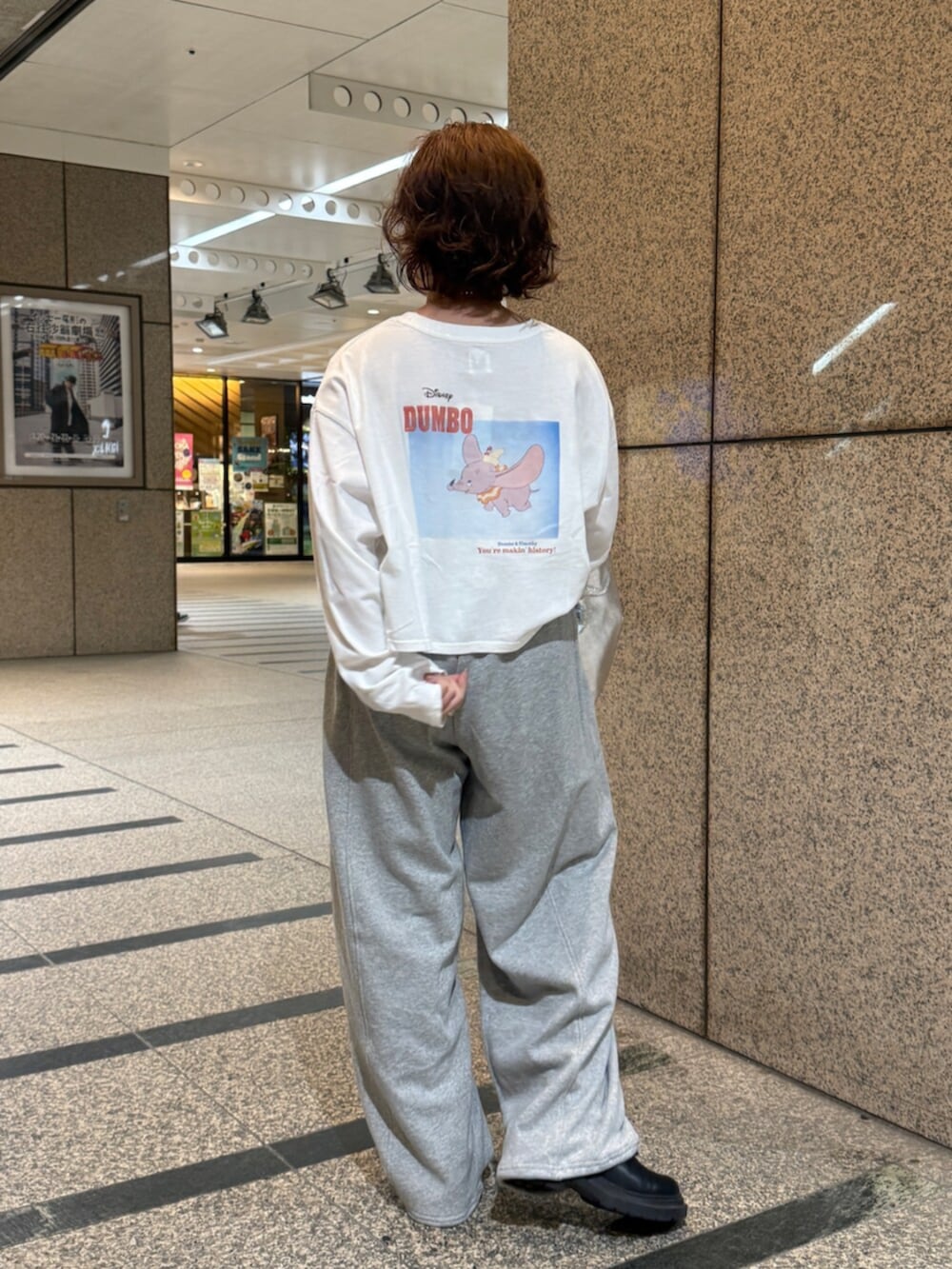 ホワイト系のTシャツ/カットソー、シルバー系のハンドバッグ、グレー系のスウェットパンツを着用したレディースの冬コーディネートの3枚目の写真