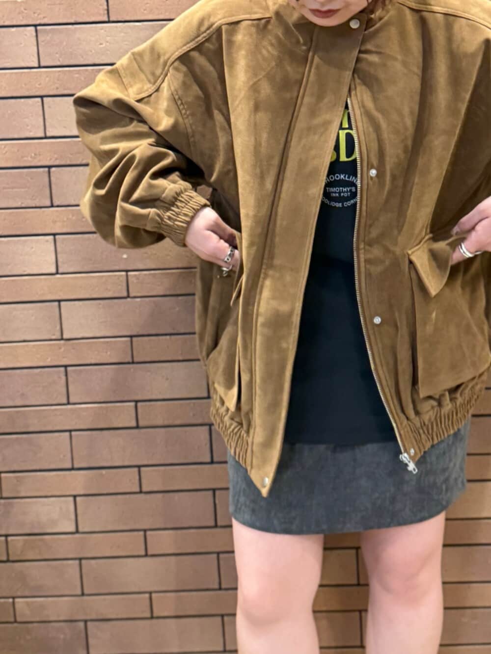 ブラック系のスリッポン、グレー系のTシャツ/カットソー、ブラウン系のブルゾンを着用したレディースの秋コーディネートの7枚目の写真