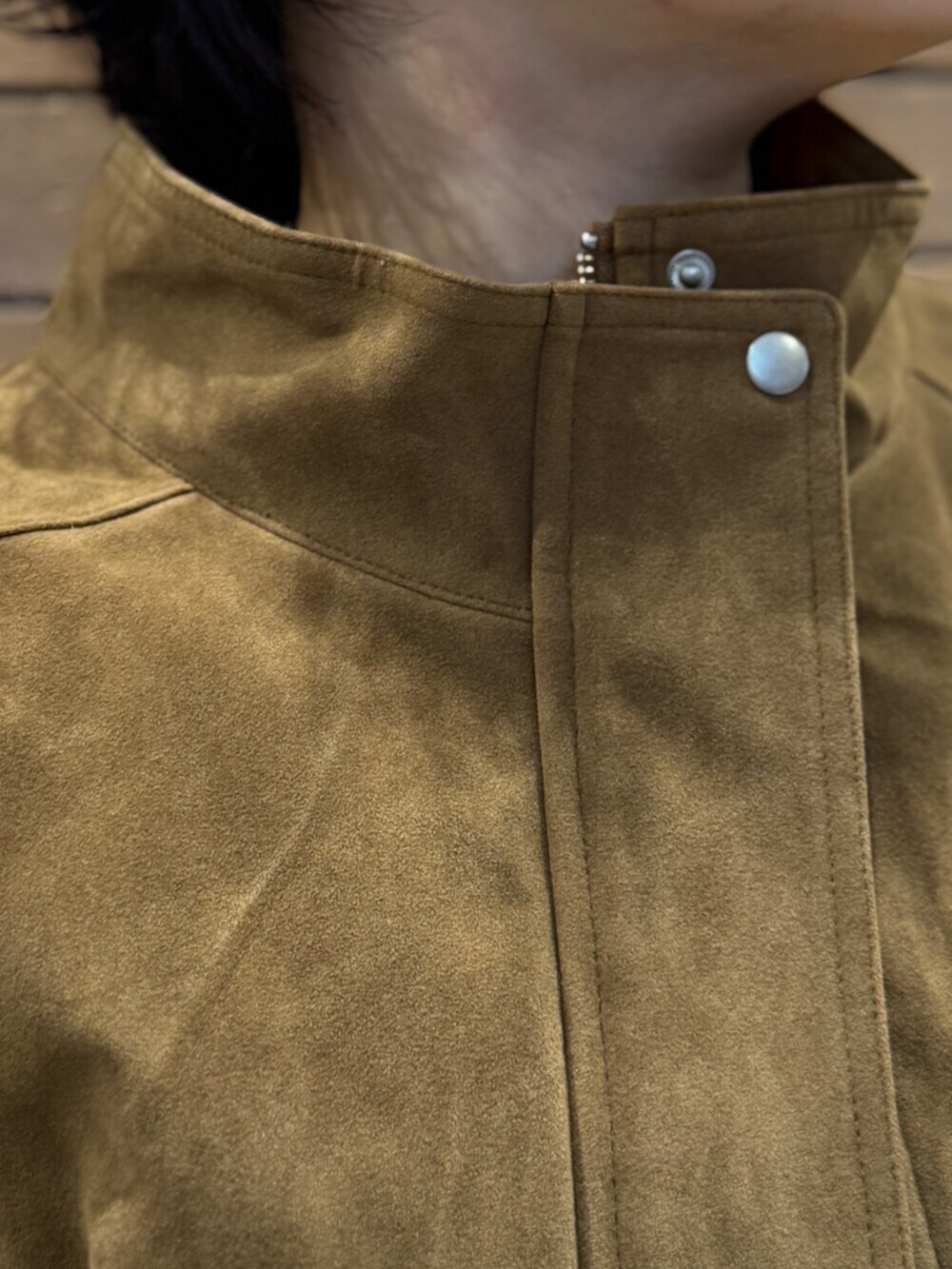 ブラック系のスリッポン、グレー系のTシャツ/カットソー、ブラウン系のブルゾンを着用したレディースの秋コーディネートの8枚目の写真