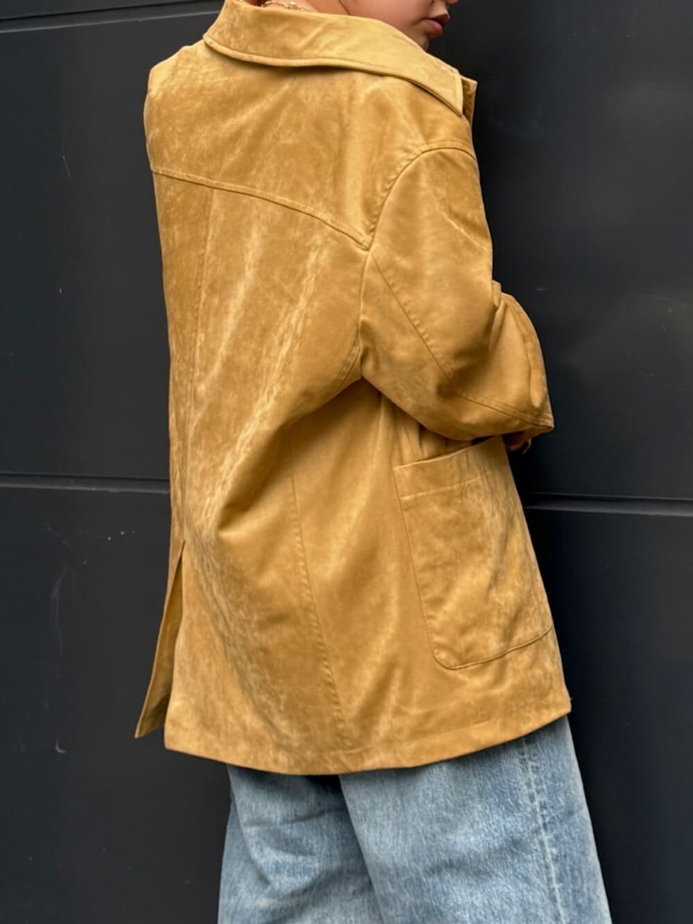 ホワイト系のTシャツ/カットソー、イエロー系のテーラードジャケット、ブルー系のデニムパンツを着用したレディースの冬コーディネートの6枚目の写真