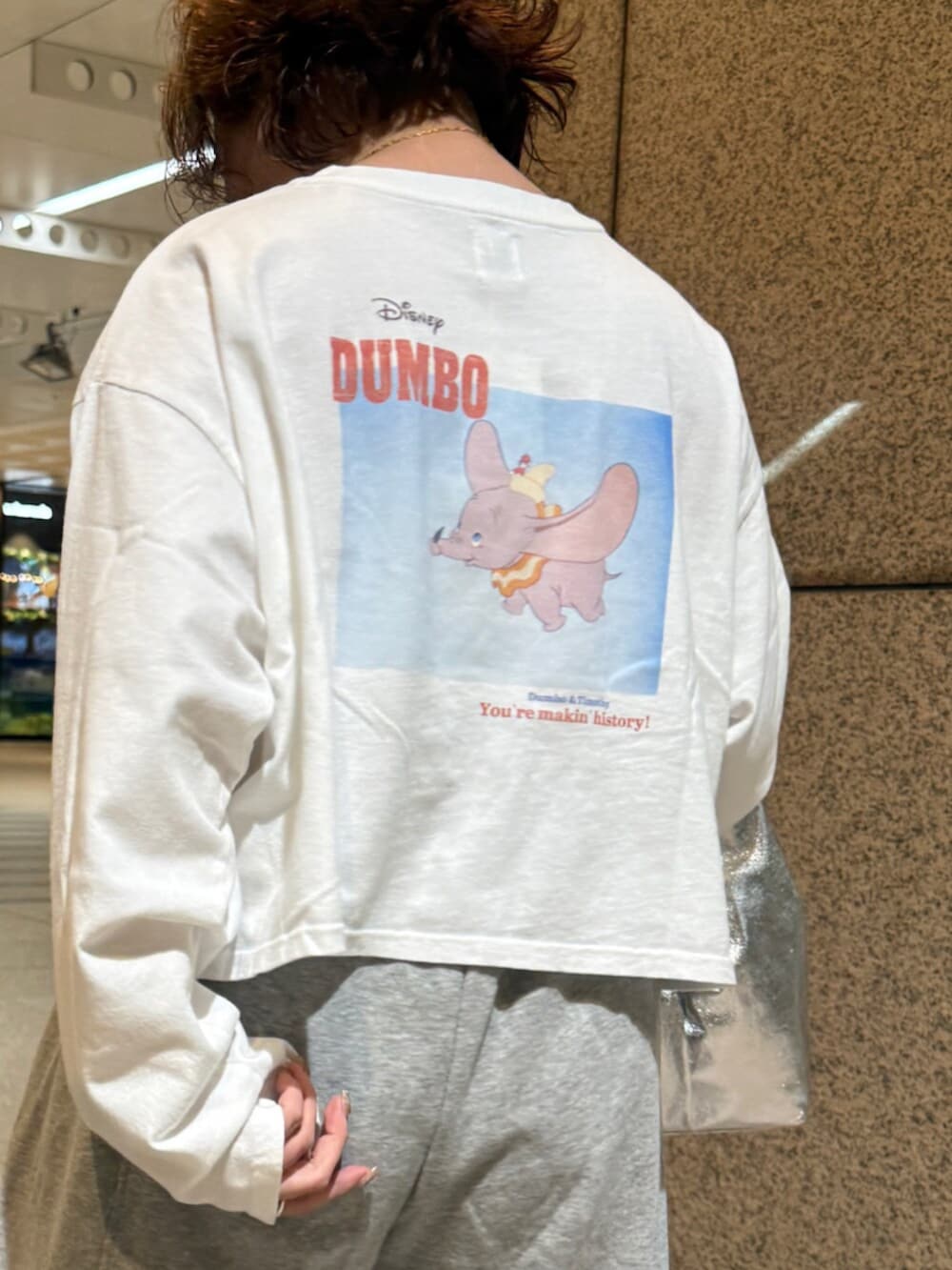 ホワイト系のTシャツ/カットソー、シルバー系のハンドバッグ、グレー系のスウェットパンツを着用したレディースの冬コーディネートの6枚目の写真