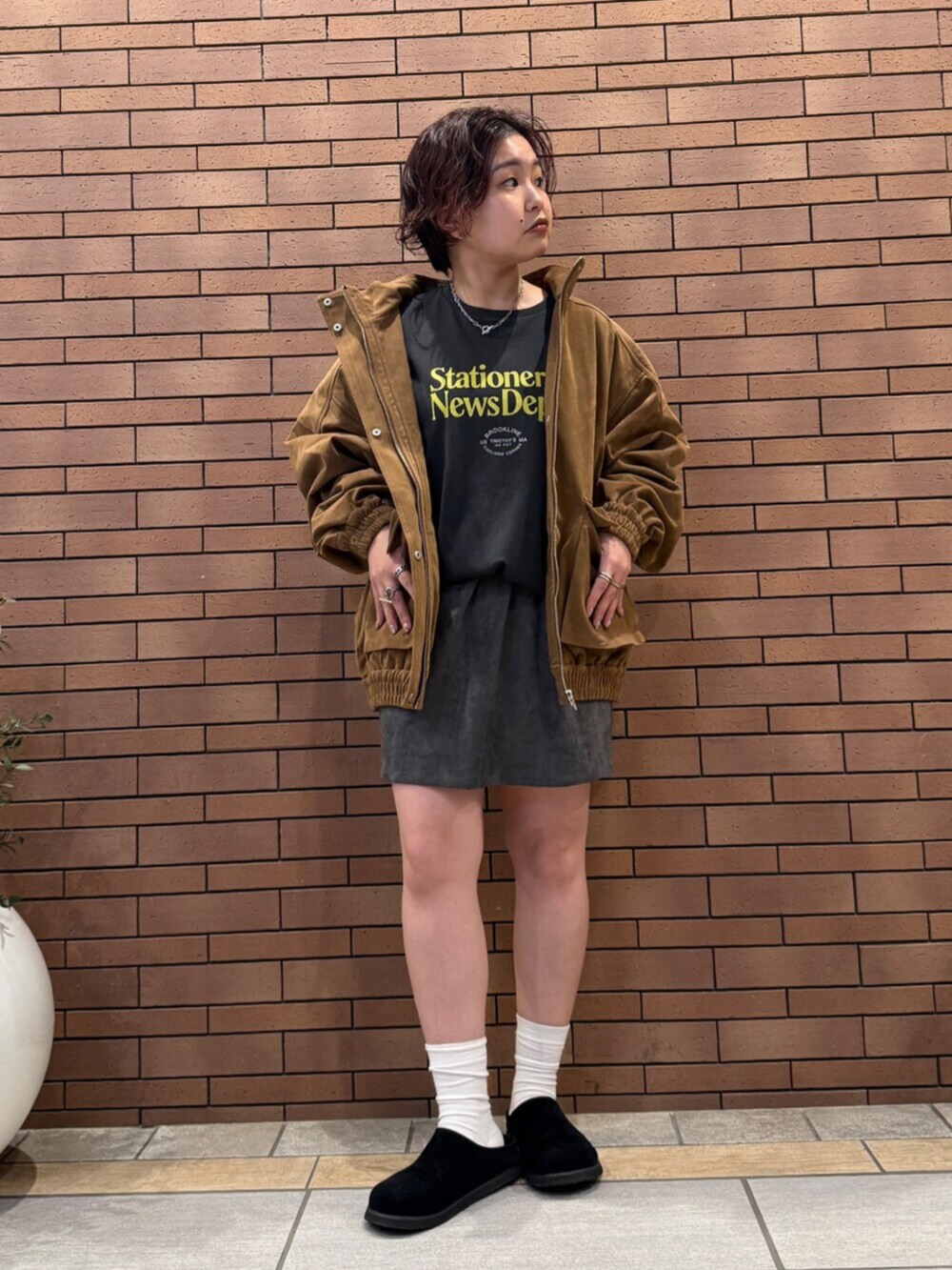 ブラック系のスリッポン、グレー系のTシャツ/カットソー、ブラウン系のブルゾンを着用したレディースの秋コーディネートの6枚目の写真