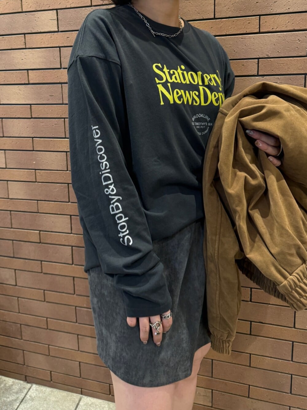 ブラック系のスリッポン、グレー系のTシャツ/カットソー、ブラウン系のブルゾンを着用したレディースの秋コーディネートの10枚目の写真