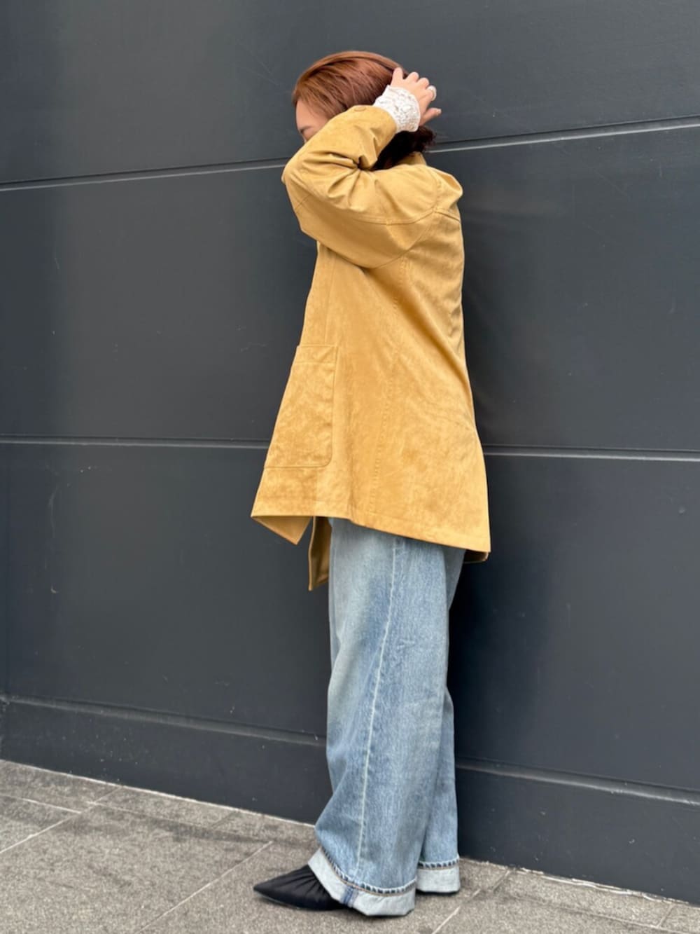 ホワイト系のTシャツ/カットソー、イエロー系のテーラードジャケット、ブルー系のデニムパンツを着用したレディースの冬コーディネートの2枚目の写真