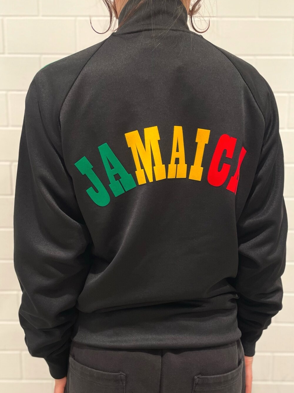 その他のシューズ、ブラック系のジャージを着用したレディースの冬コーディネートの5枚目の写真