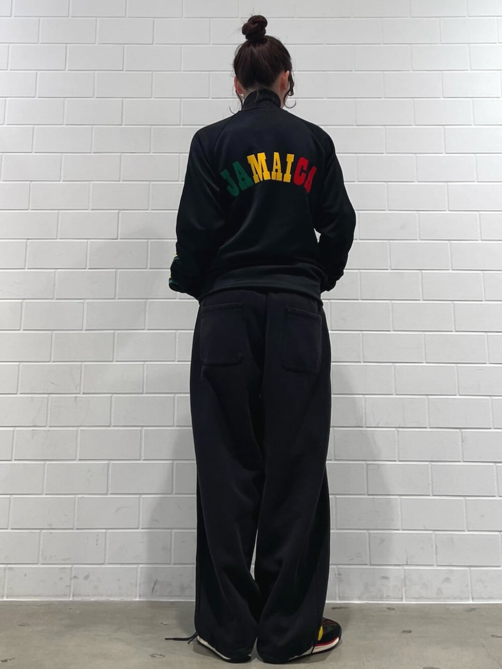 その他のシューズ、ブラック系のジャージを着用したレディースの冬コーディネートの3枚目の写真