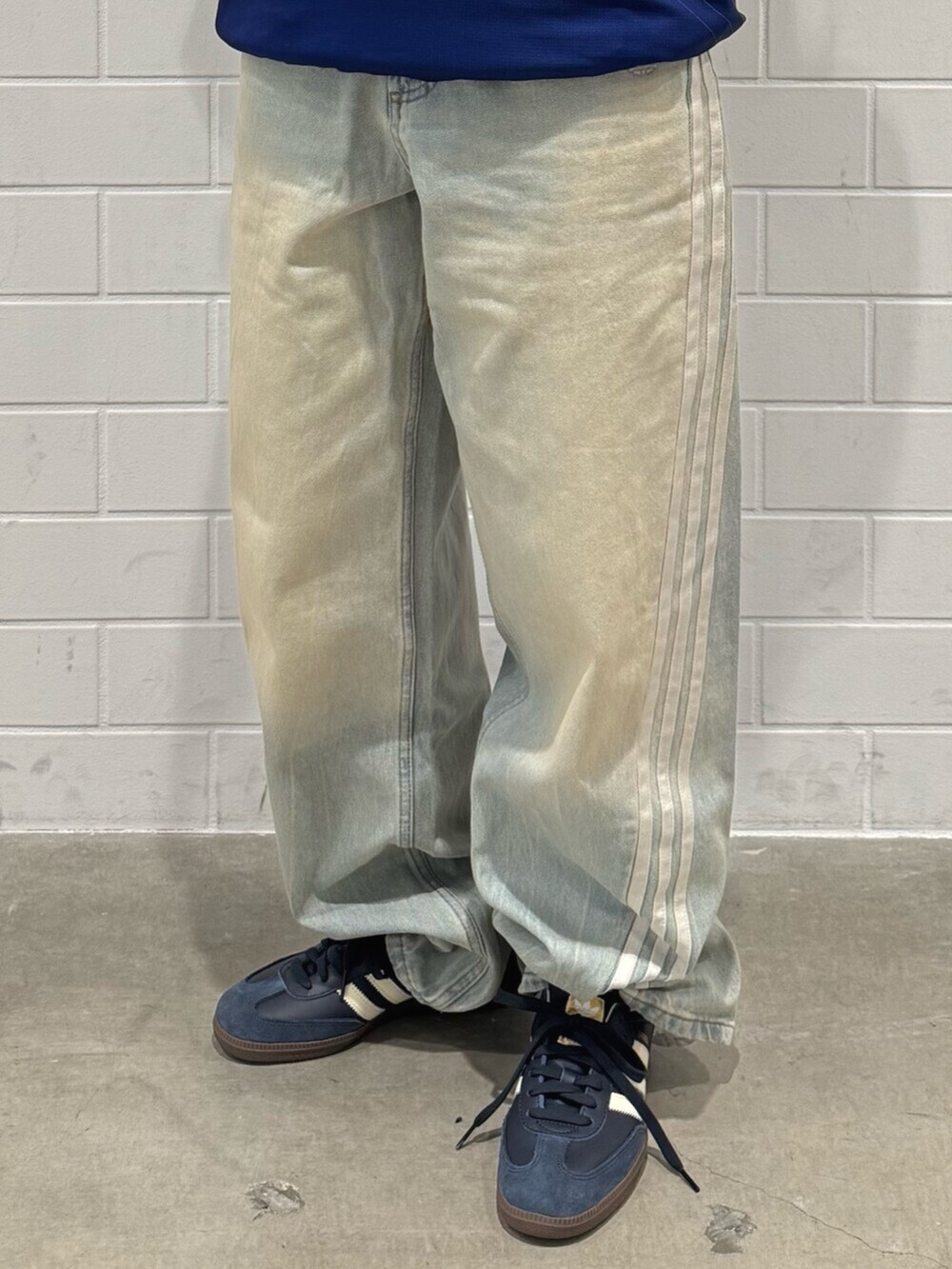 ブルー系のスニーカー、ブルー系のTシャツ/カットソー、その他のデニムパンツを着用したレディースの秋コーディネートの4枚目の写真