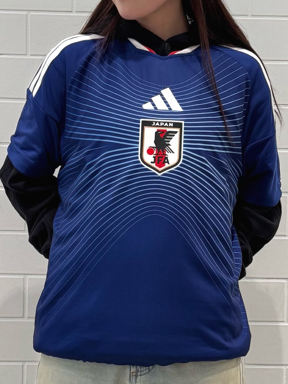 ブルー系のスニーカー、ブルー系のTシャツ/カットソー、その他のデニムパンツを着用したレディースの秋コーディネートの3枚目の写真