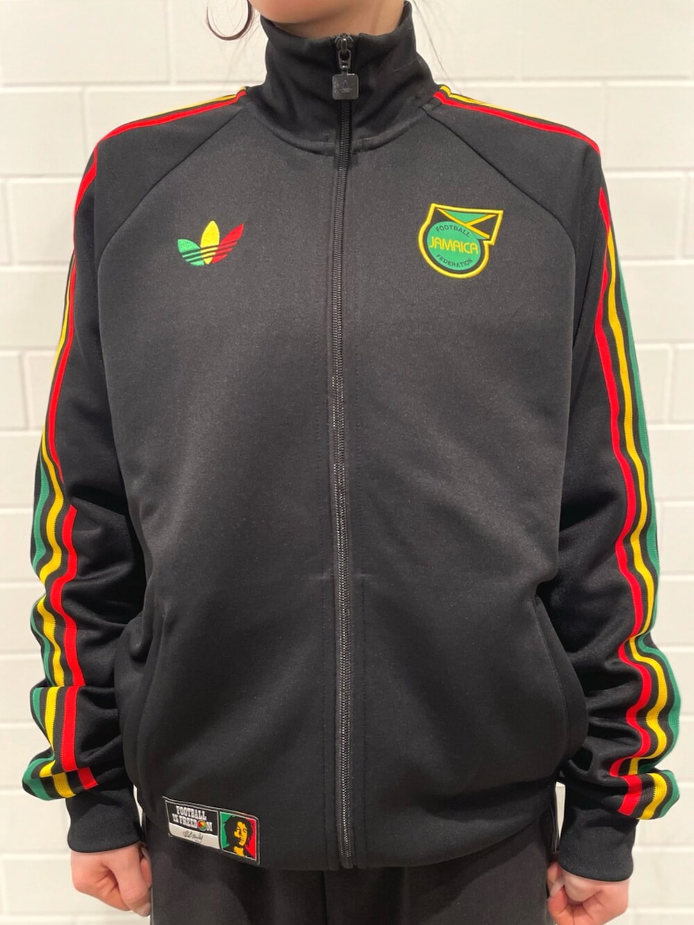 その他のシューズ、ブラック系のジャージを着用したレディースの冬コーディネートの4枚目の写真