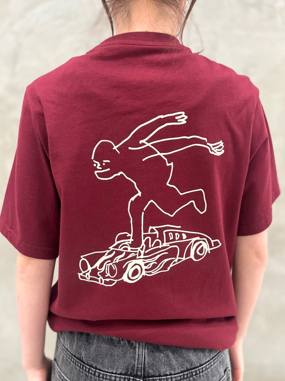 ベージュ系のバックパック/リュック、ブラック系のパーカー、レッド系のTシャツ/カットソーを着用したレディースの夏コーディネートの5枚目の写真