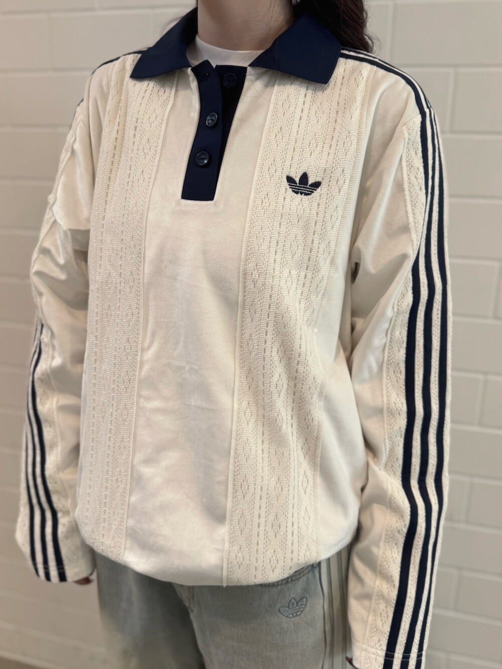 ブルー系のスニーカー、ブルー系のデニムパンツ、ホワイト系のTシャツ/カットソーを着用したレディースの秋コーディネートの4枚目の写真