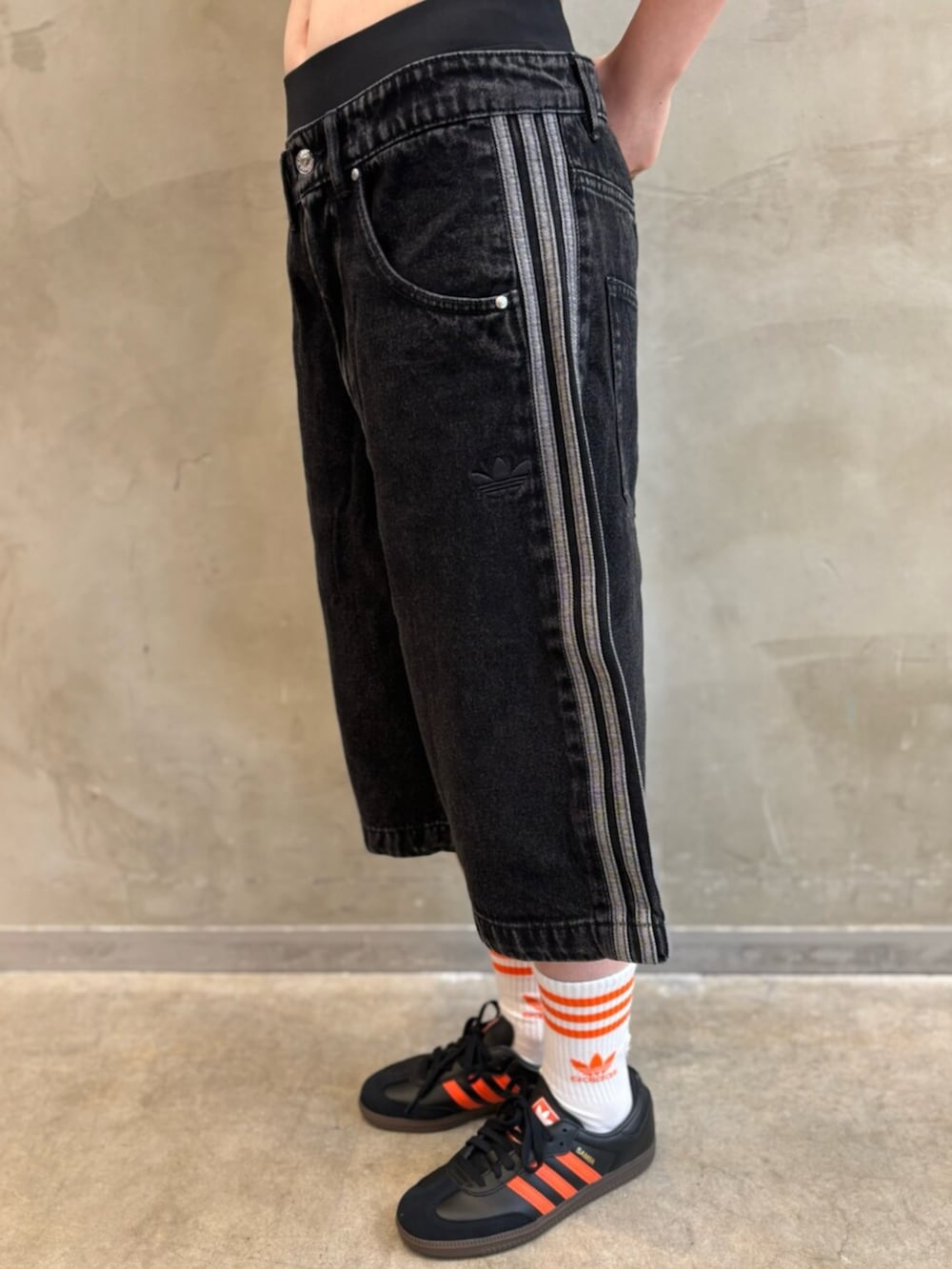 「adidas、adidas originals、アディダス、アディダスオリジナルス、スニーカー、Tトゥシューズ、トラックジャケット、デニムパンツ、ハーフパンツ」｜「adidasのアディカラー デニム ファイヤーバードショーツ / ハーフパンツ / アディダスオリジナルス adidas Originals（その他パンツ、ブラック系）」を使った、YTさん（レディース・163cm）の夏コーディネートの5枚目の写真