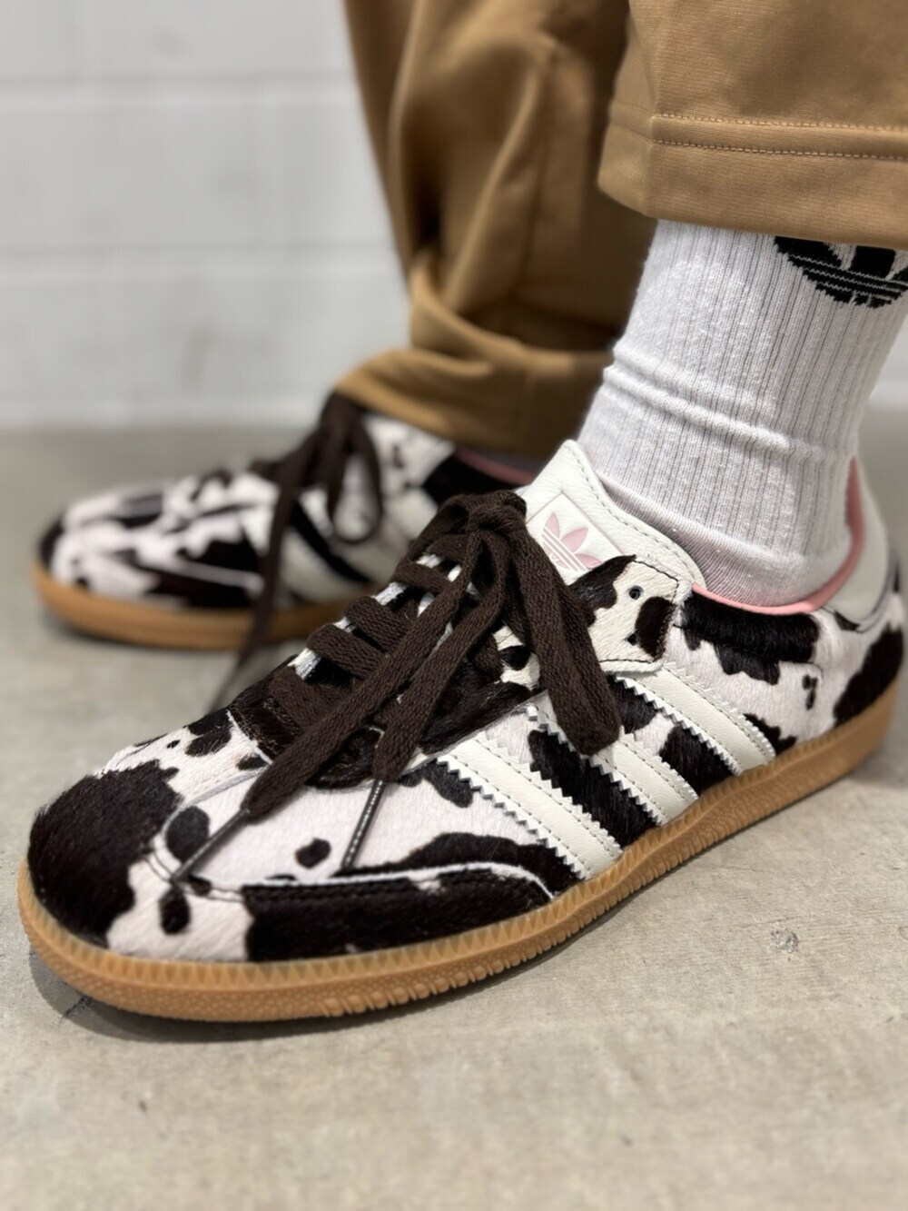 ブラック系のショルダーバッグ、ブラウン系のスニーカー、ブラック系のニット/セーターを着用したレディースの秋コーディネートの6枚目の写真