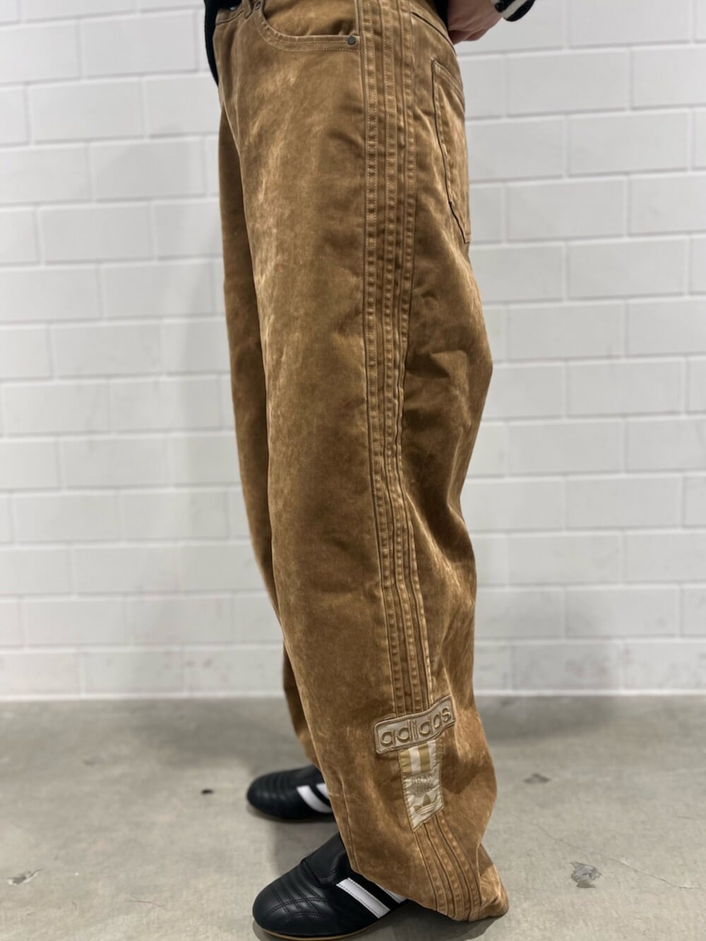 ブラウン系のその他パンツ、ブラック系のシューズ、ブラック系のスウェットを着用したレディースの秋コーディネートの5枚目の写真