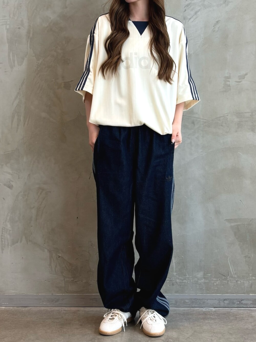 「adidas、adidas originals、アディダス、アディダスオリジナルス、スニーカー、Tシャツ、デニムパンツ、トラックパンツ」｜「adidasの襟付きゴーリートップ / アディダスオリジナルス adidas Originals（Tシャツ/カットソー、ホワイト系）」を使った、YTさん（レディース・163cm）の夏コーディネートの2枚目の写真