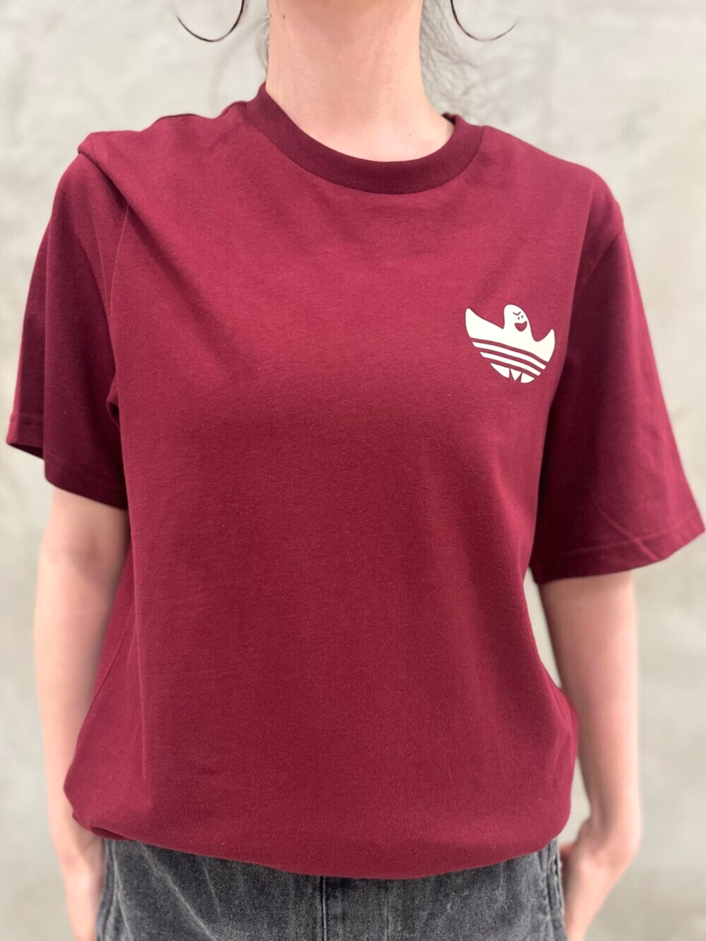 ベージュ系のバックパック/リュック、ブラック系のパーカー、レッド系のTシャツ/カットソーを着用したレディースの夏コーディネートの4枚目の写真