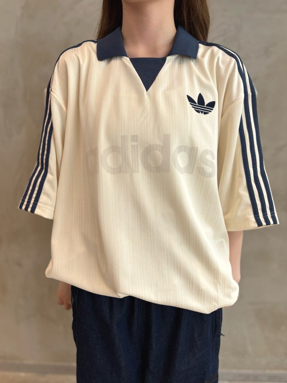 「adidas、adidas originals、アディダス、アディダスオリジナルス、スニーカー、Tシャツ、デニムパンツ、トラックパンツ」｜「adidasの襟付きゴーリートップ / アディダスオリジナルス adidas Originals（Tシャツ/カットソー、ホワイト系）」を使った、YTさん（レディース・163cm）の夏コーディネートの4枚目の写真