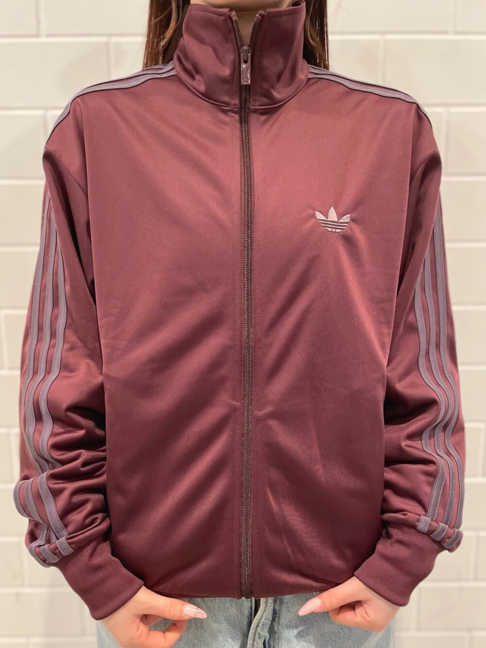 レッド系のスニーカー、レッド系のトップスを着用したレディースの春コーディネートの3枚目の写真