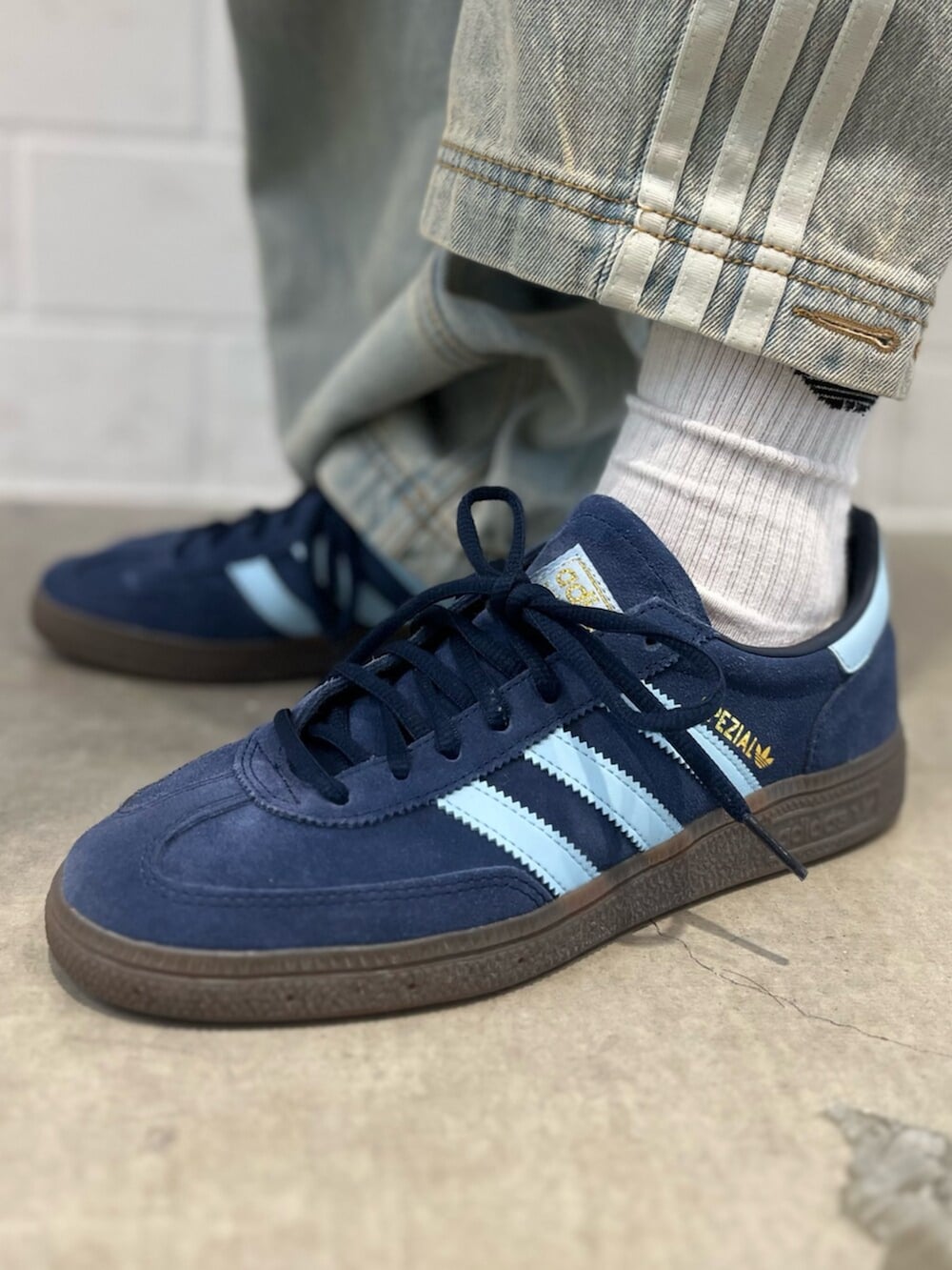 ブルー系のスニーカー、ブルー系のジャージ、ブルー系のデニムパンツを着用したレディースの秋コーディネートの6枚目の写真