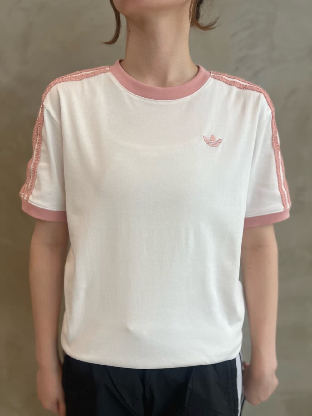 「adidas、adidas originals、アディダス、アディダスオリジナルス、スニーカー、Tトゥシューズ、Tシャツ、パラシュートパンツ」｜「adidasのスリーストライプス ウーブン パラシュートパンツ / アディダスオリジナルス adidas Originals（その他パンツ、ブラック系）」を使った、YTさん（レディース・163cm）の夏コーディネートの4枚目の写真