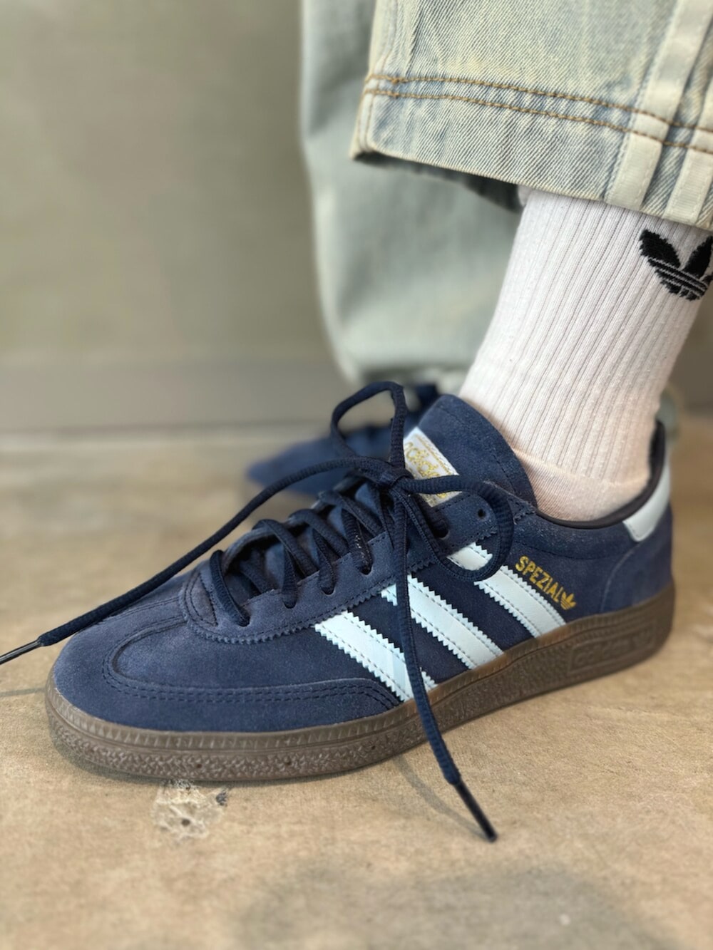 ブルー系のスニーカー、ブルー系のデニムパンツ、ホワイト系のTシャツ/カットソーを着用したレディースの秋コーディネートの6枚目の写真