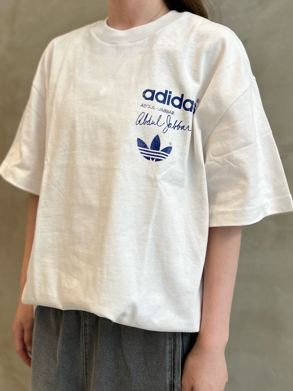 「Tシャツ、デニムパンツ、スニーカー、ハンドボールスペツィアル、キャップ、adidas、adidas originals、アディダス、アディダスオリジナルス」｜「adidasのカリーム スカイフック 半袖Tシャツ / アディダスオリジナルス adidas Originals（Tシャツ/カットソー、ホワイト系）」を使った、YTさん（レディース・163cm）の夏コーディネートの3枚目の写真