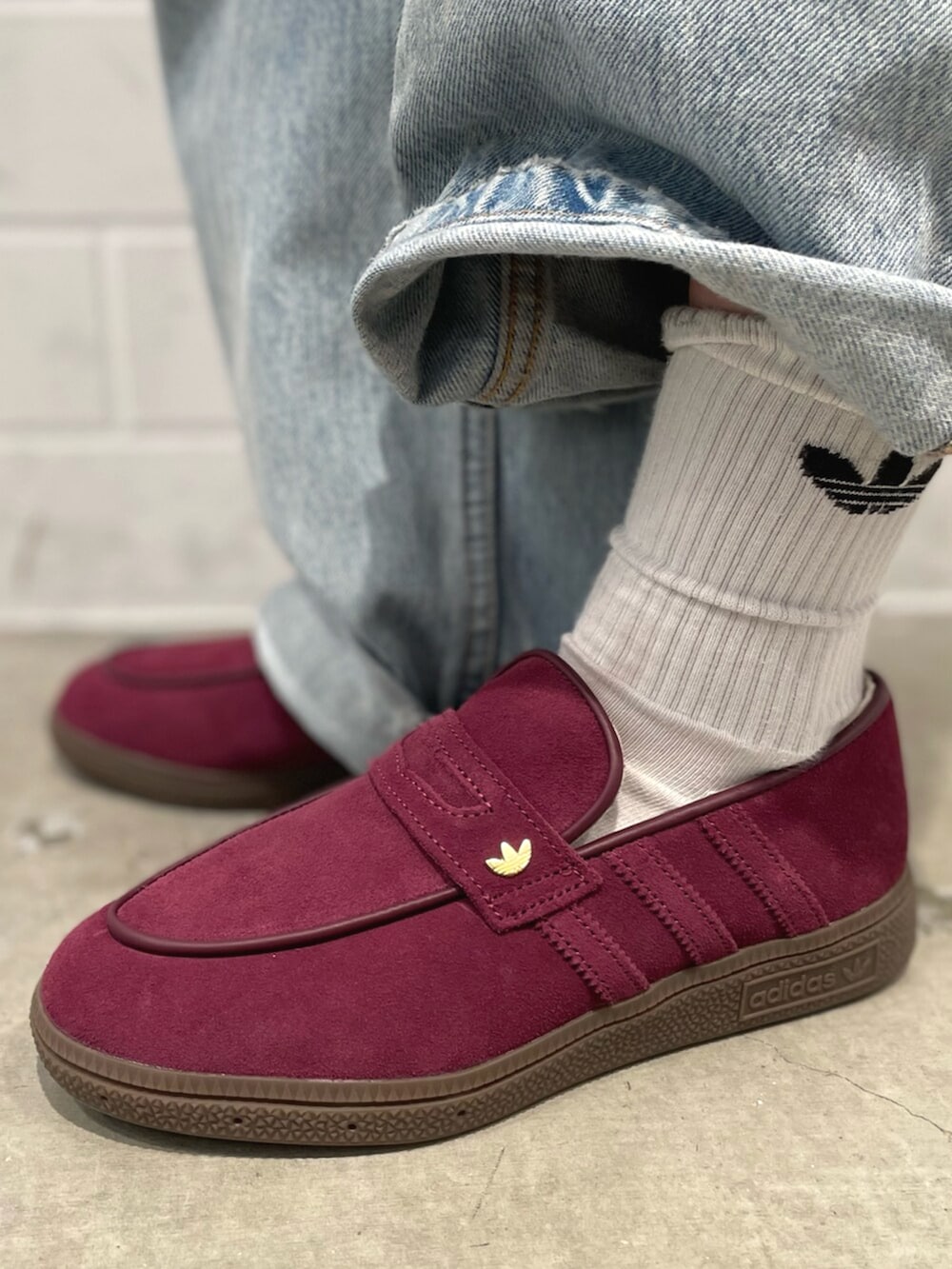 レッド系のスニーカー、レッド系のトップスを着用したレディースの春コーディネートの4枚目の写真