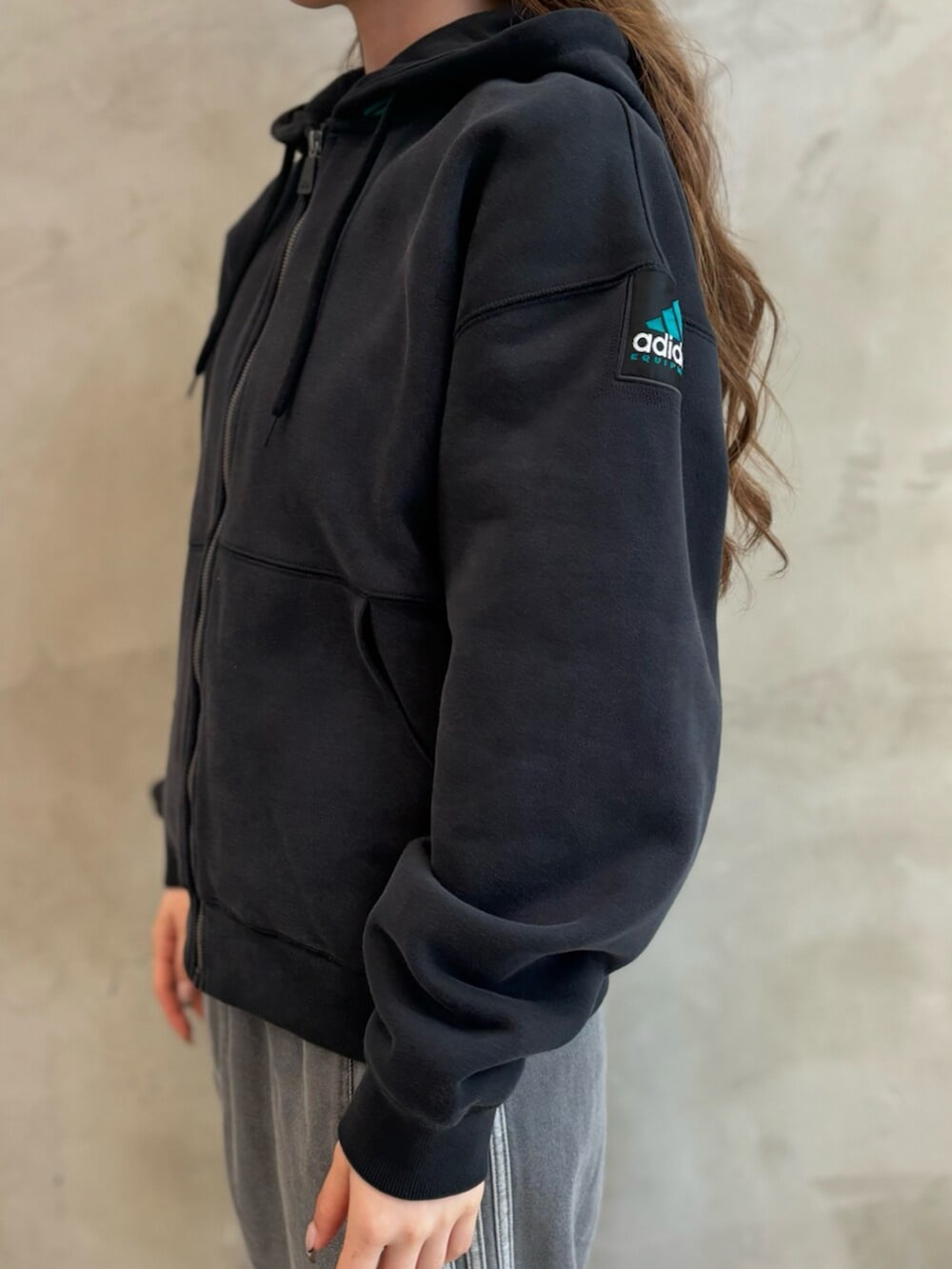 「adidas、adidas originals、アディダス、アディダスオリジナルス、スニーカー、ジップパーカー、EQUIPMENT、デニムパンツ、SPEZIAL」｜「adidasのloose trackpant denim stone / アディダスオリジナルス adidas Originals（デニムパンツ、ブルー系）」を使った、YTさん（レディース・163cm）の夏コーディネートの4枚目の写真