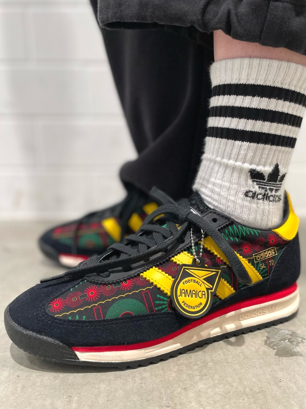 その他のシューズ、ブラック系のジャージを着用したレディースの冬コーディネートの6枚目の写真