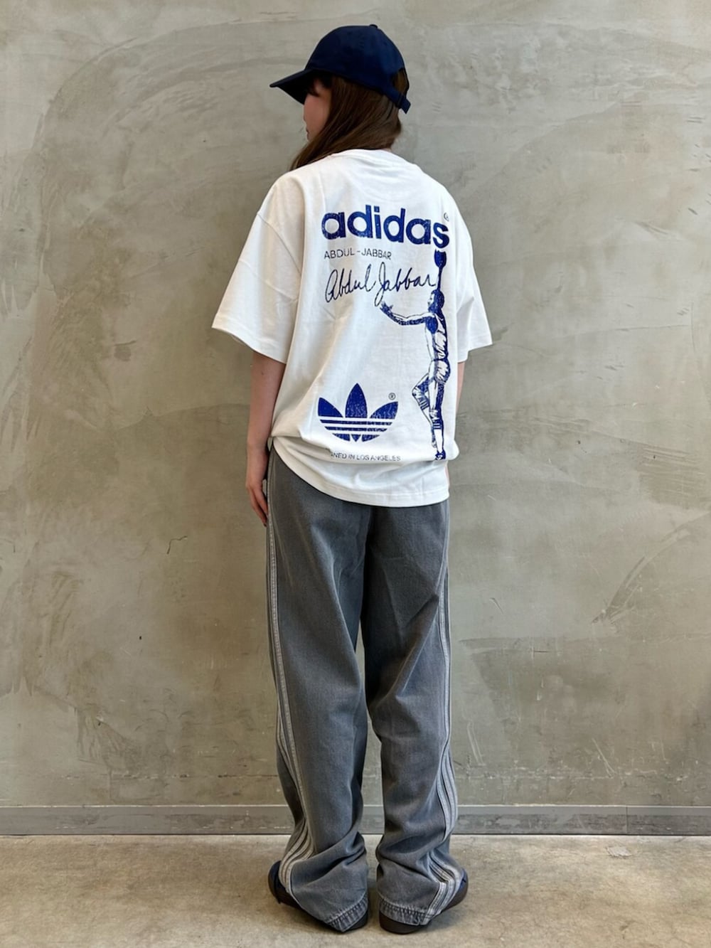 「Tシャツ、デニムパンツ、スニーカー、ハンドボールスペツィアル、キャップ、adidas、adidas originals、アディダス、アディダスオリジナルス」｜「adidasのカリーム スカイフック 半袖Tシャツ / アディダスオリジナルス adidas Originals（Tシャツ/カットソー、ホワイト系）」を使った、YTさん（レディース・163cm）の夏コーディネートの2枚目の写真