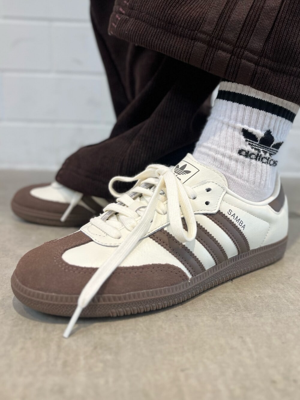 ホワイト系のスニーカー、ホワイト系のTシャツ/カットソーを着用したレディースの冬コーディネートの4枚目の写真