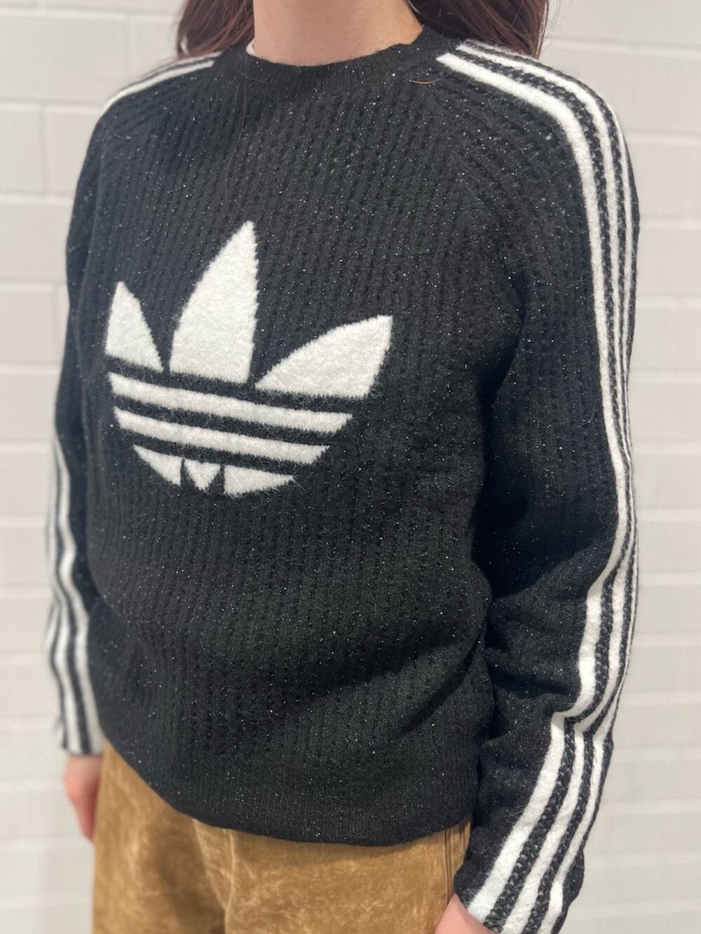 ブラウン系のその他パンツ、ブラック系のシューズ、ブラック系のスウェットを着用したレディースの秋コーディネートの4枚目の写真