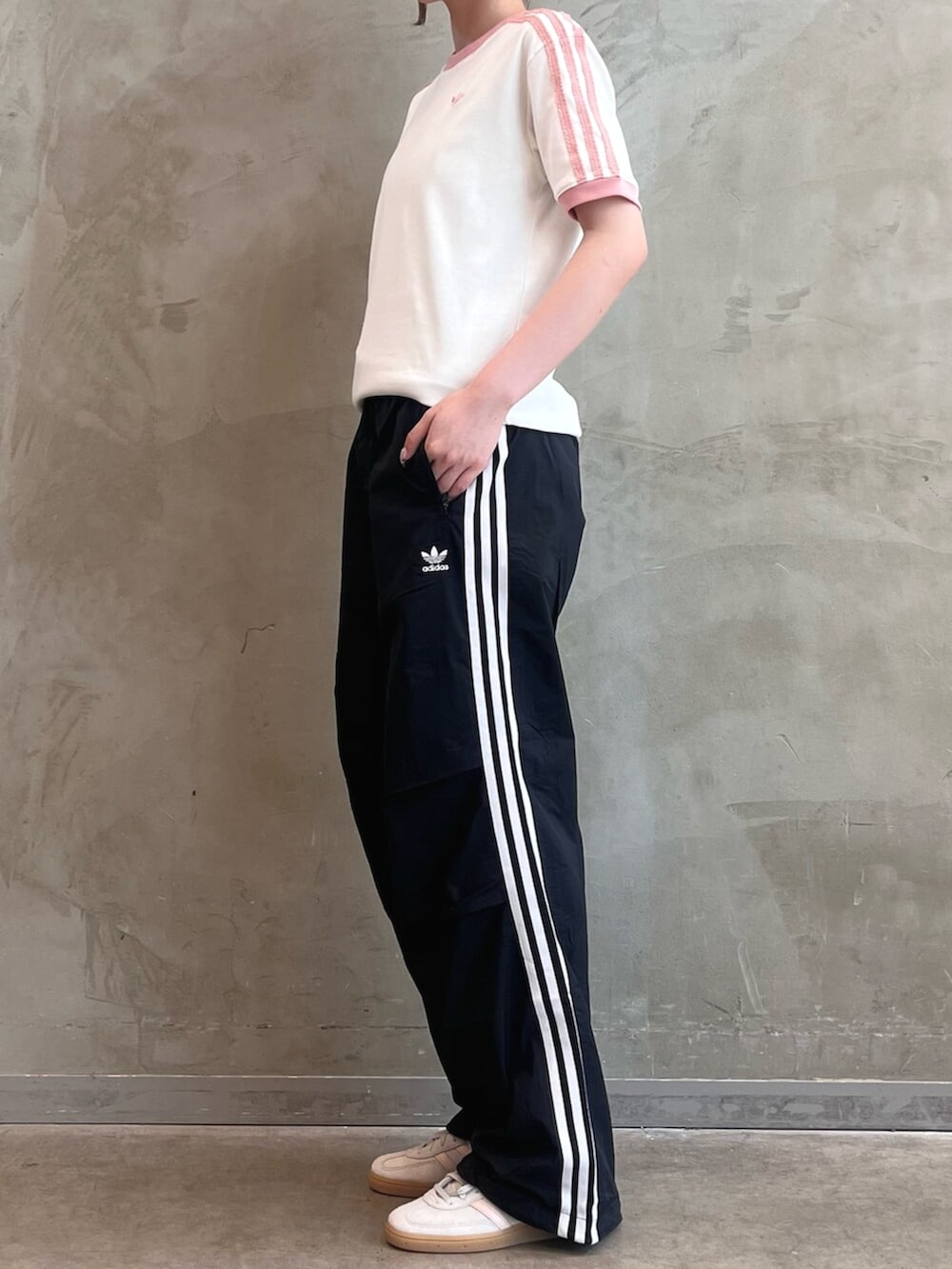 「adidas、adidas originals、アディダス、アディダスオリジナルス、スニーカー、Tトゥシューズ、Tシャツ、パラシュートパンツ」｜「adidasのスリーストライプス ウーブン パラシュートパンツ / アディダスオリジナルス adidas Originals（その他パンツ、ブラック系）」を使った、YTさん（レディース・163cm）の夏コーディネートの2枚目の写真