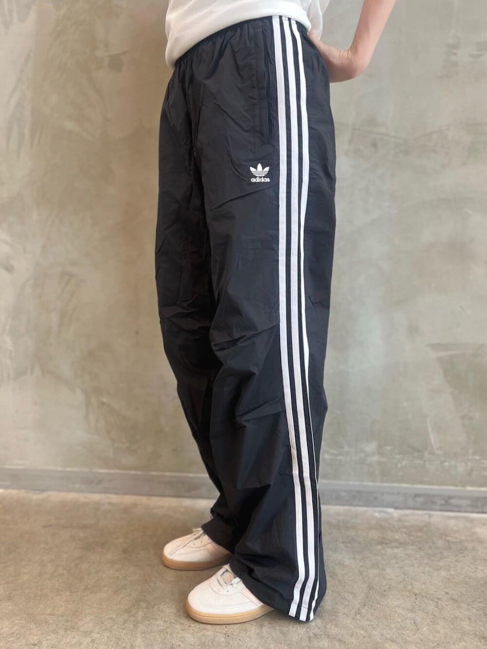 「adidas、adidas originals、アディダス、アディダスオリジナルス、スニーカー、Tトゥシューズ、Tシャツ、パラシュートパンツ」｜「adidasのスリーストライプス ウーブン パラシュートパンツ / アディダスオリジナルス adidas Originals（その他パンツ、ブラック系）」を使った、YTさん（レディース・163cm）の夏コーディネートの5枚目の写真