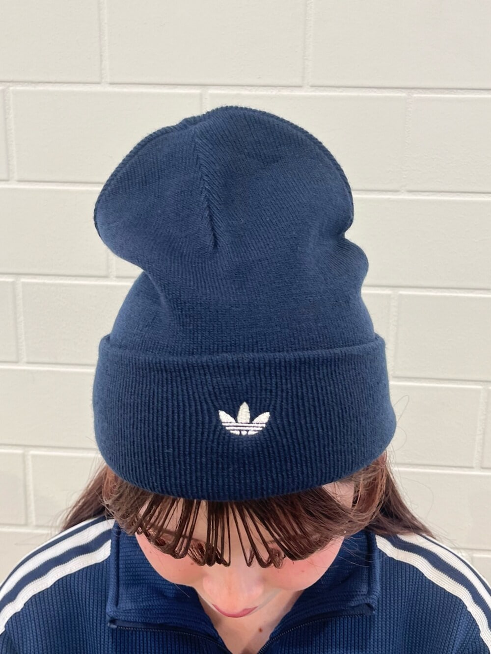 ブルー系のスニーカー、ブルー系のジャージ、ブルー系のデニムパンツを着用したレディースの秋コーディネートの3枚目の写真