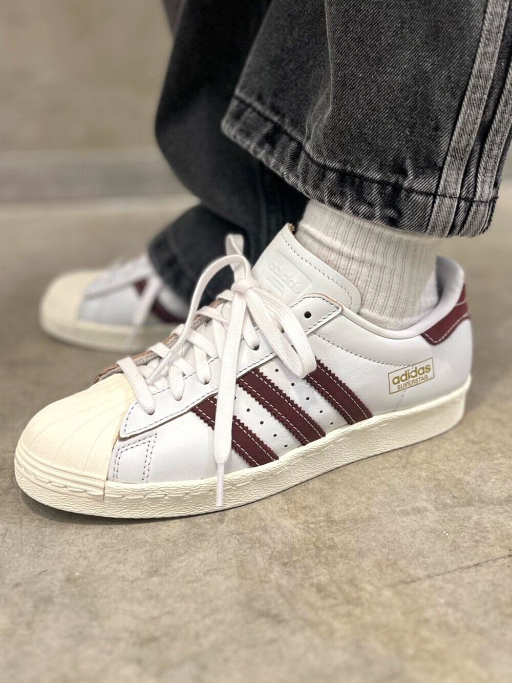 ベージュ系のバックパック/リュック、ブラック系のパーカー、レッド系のTシャツ/カットソーを着用したレディースの夏コーディネートの8枚目の写真