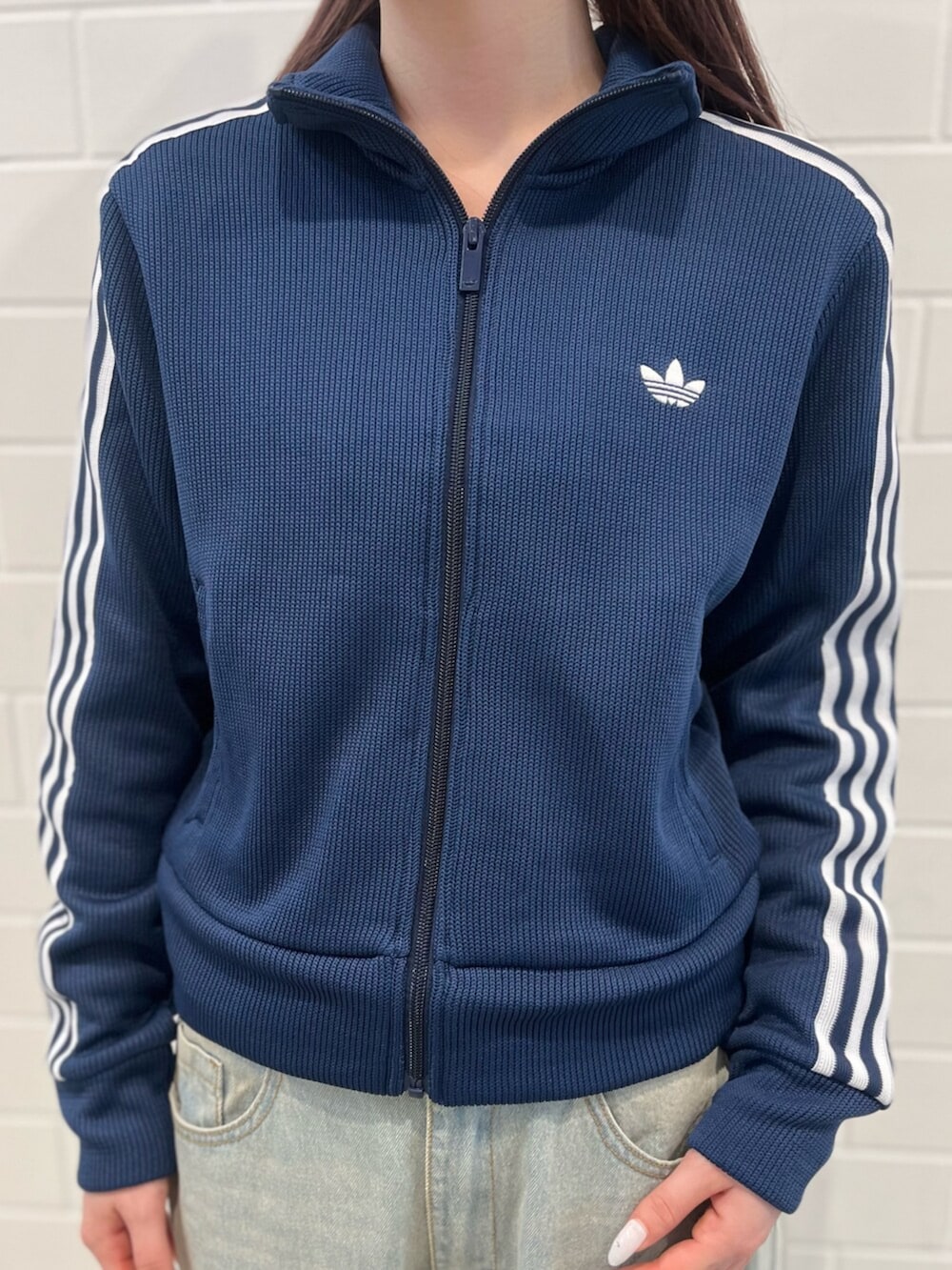 ブルー系のスニーカー、ブルー系のジャージ、ブルー系のデニムパンツを着用したレディースの秋コーディネートの4枚目の写真