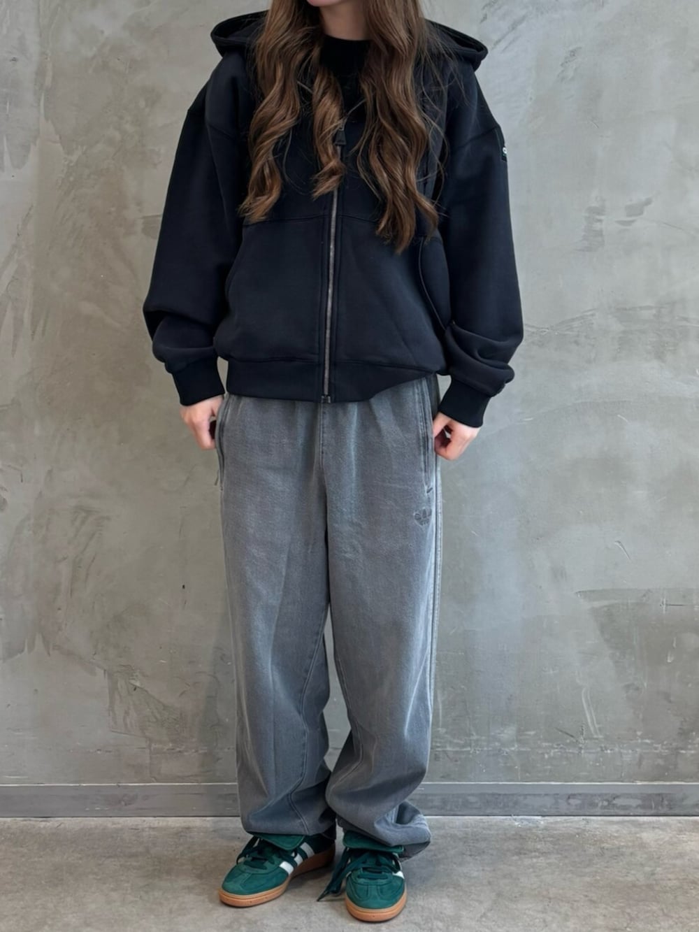 「adidas、adidas originals、アディダス、アディダスオリジナルス、スニーカー、ジップパーカー、EQUIPMENT、デニムパンツ、SPEZIAL」｜「adidasのloose trackpant denim stone / アディダスオリジナルス adidas Originals（デニムパンツ、ブルー系）」を使った、YTさん（レディース・163cm）の夏コーディネートの2枚目の写真