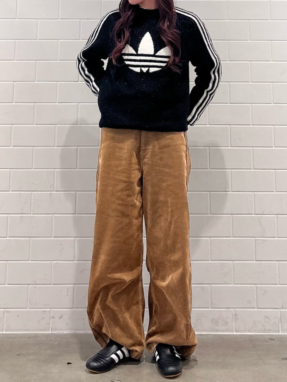 ブラウン系のその他パンツ、ブラック系のシューズ、ブラック系のスウェットを着用したレディースの秋コーディネートの2枚目の写真