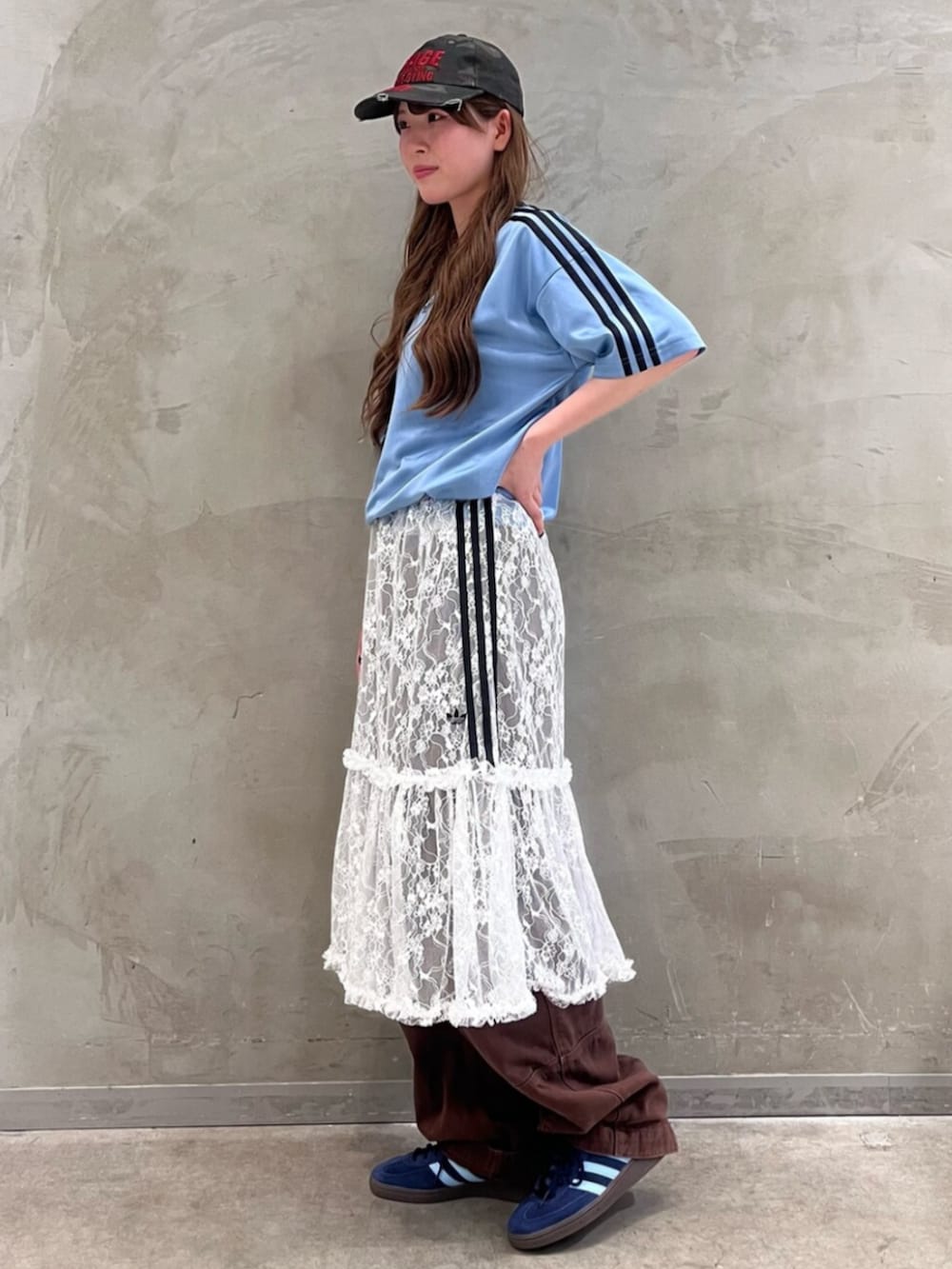 「adidas、adidas originals、アディダス、アディダスオリジナルス、スニーカー、Tトゥシューズ、ゲームシャツ、レーススカート、SPEZIAL」｜「adidasのアディダス アディカラー ジャカード ジャージー / 半袖Tシャツ アディダスオリジナルス adidas Originals（Tシャツ/カットソー、ブルー系）」を使った、YTさん（レディース・163cm）の夏コーディネートの3枚目の写真